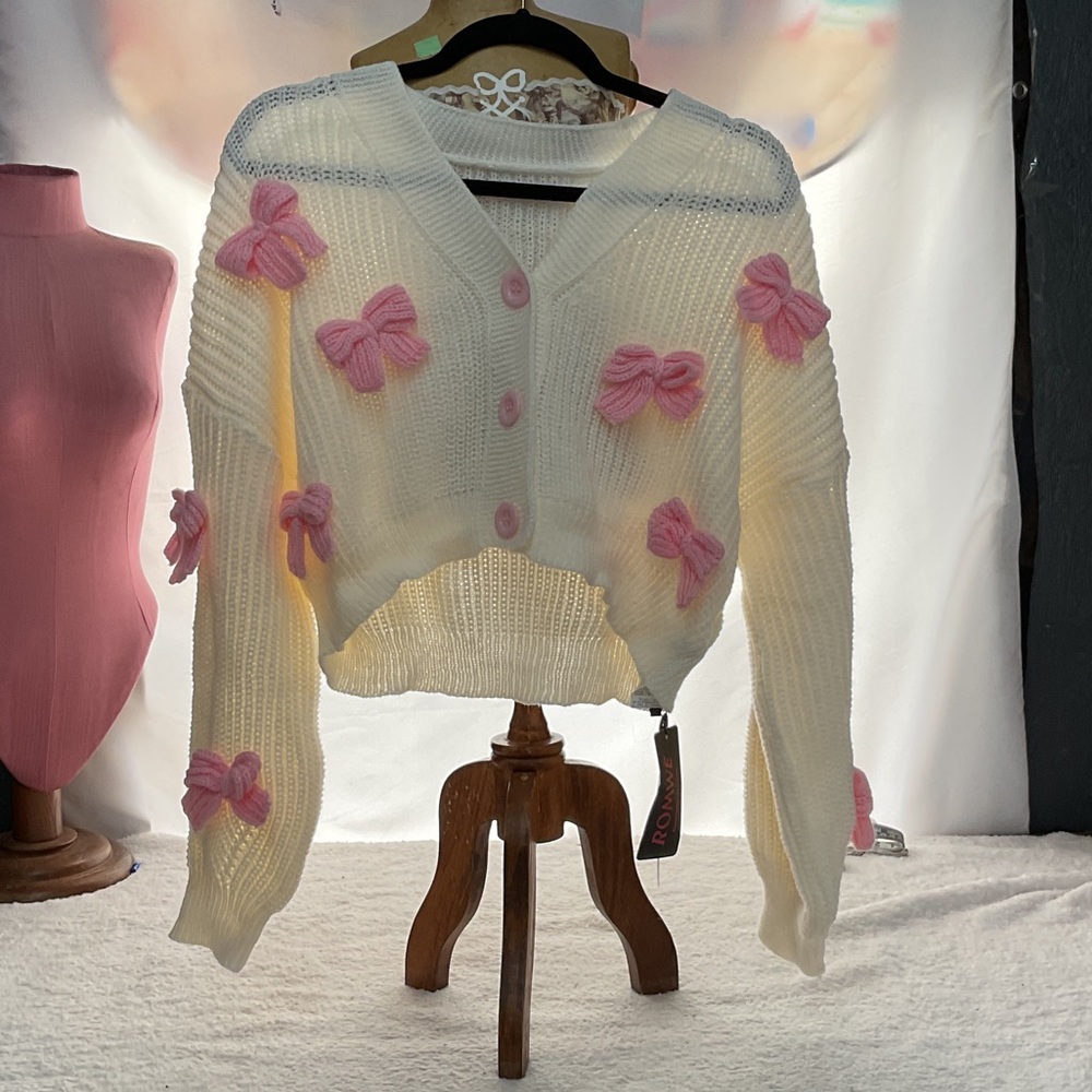 ROMWE White Cropped Knit Cardigan with Pink Bow Appliqués